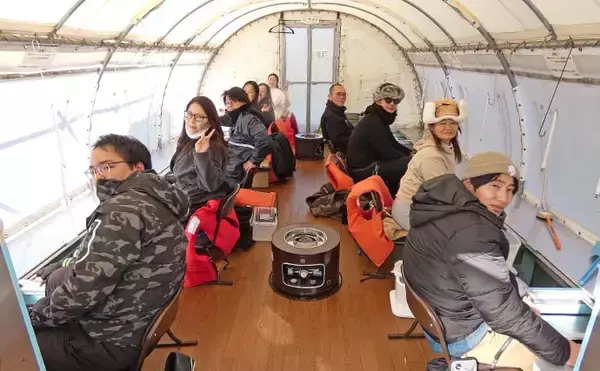 「「寒風知らずの快適空間」ドーム船で12年ぶりのワカサギ釣り満喫【神奈川・相模湖】」の画像