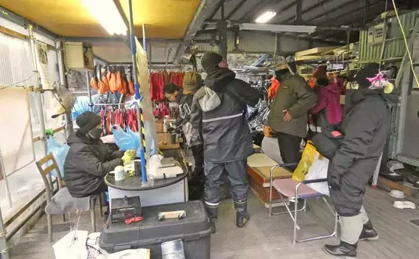 「「寒風知らずの快適空間」ドーム船で12年ぶりのワカサギ釣り満喫【神奈川・相模湖】」の画像