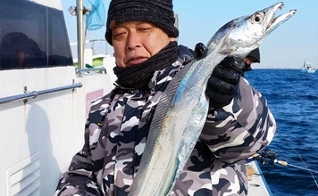 タコベイトを用いたテンビンタチウオ釣りで105cmドラゴン登場！【神奈川】船中トップ27尾の好釣果