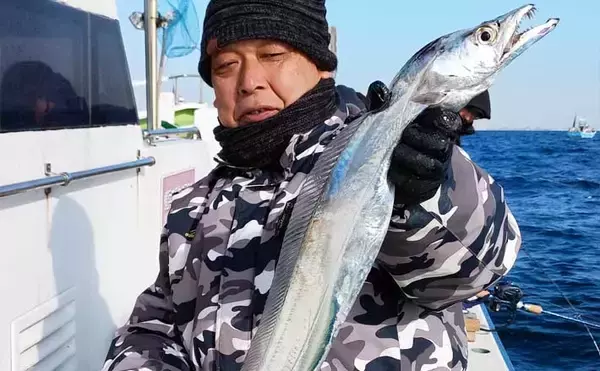 タコベイトを用いたテンビンタチウオ釣りで105cmドラゴン登場！【神奈川】船中トップ27尾の好釣果