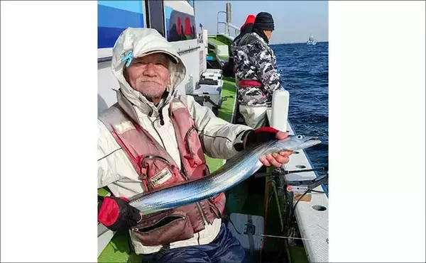 「タコベイトを用いたテンビンタチウオ釣りで105cmドラゴン登場！【神奈川】船中トップ27尾の好釣果」の画像