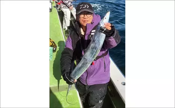 「タコベイトを用いたテンビンタチウオ釣りで105cmドラゴン登場！【神奈川】船中トップ27尾の好釣果」の画像
