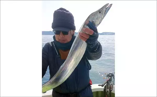 「タコベイトを用いたテンビンタチウオ釣りで105cmドラゴン登場！【神奈川】船中トップ27尾の好釣果」の画像