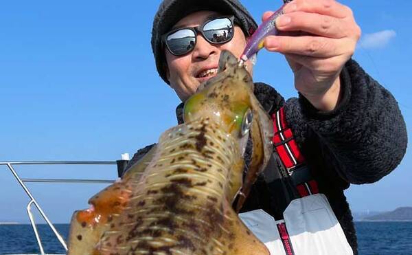 ティップランエギングで1kgオーバー頭にアオリイカ3匹キャッチ 22年2月1日 エキサイトニュース ティップランエギングで1kgオーバー頭にアオリイカ3匹キャッチ 22年2月1日 エキサイトニュース