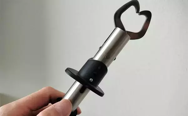 「ダイソー「フィッシュグリップ」は1軍入り確定！　ペットボトルで性能を検証」の画像