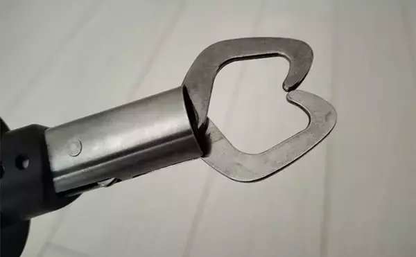 「ダイソー「フィッシュグリップ」は1軍入り確定！　ペットボトルで性能を検証」の画像