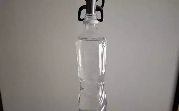 「ダイソー「フィッシュグリップ」は1軍入り確定！　ペットボトルで性能を検証」の画像