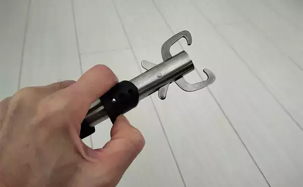 「ダイソー「フィッシュグリップ」は1軍入り確定！　ペットボトルで性能を検証」の画像