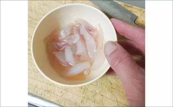 「釣魚で作る「酢を使った健康」レシピ：アラカブの酢洗い　市販のガリと一緒に」の画像