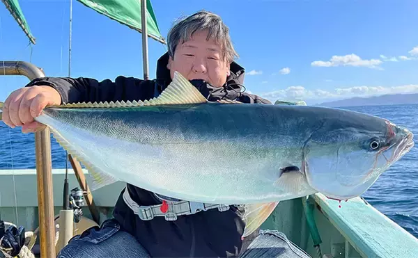「「10kg超えブリが続々！」上越沖ジギングで腹パン寒ブリをキャッチ【こうゆう丸】」の画像
