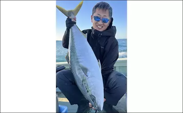 「「10kg超えブリが続々！」上越沖ジギングで腹パン寒ブリをキャッチ【こうゆう丸】」の画像