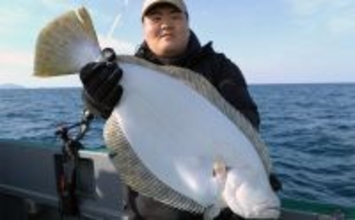 福岡・相島沖の落とし込み釣りで70cm超えヒラメ手中　仕掛け取り付けが明暗を分けた