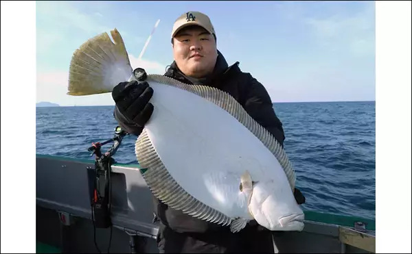 「福岡・相島沖の落とし込み釣りで70cm超えヒラメ手中　仕掛け取り付けが明暗を分けた」の画像