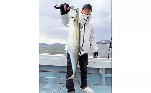 「【沖のルアー釣果速報】博多湾のブレードジギングで4kg級サワラ浮上！今後もチャンスあり（福岡）」の画像