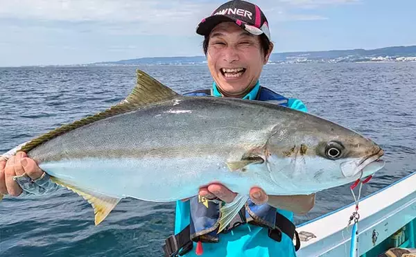 「茨城沖のオフショアジギング釣行で4.3kgヒラマサをキャッチ【釣友丸】ロングジグにヒット」の画像