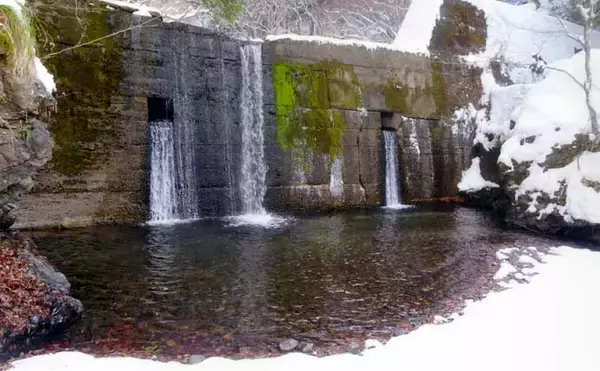 「極寒の田村川で放流魚狙いの渓流釣り【滋賀】雪中ラン＆ガンで42cmのニジマス手中」の画像