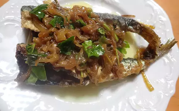 釣魚で作る「キリッと冷えた白ワインに合う」レシピ：マイワシのマリネ