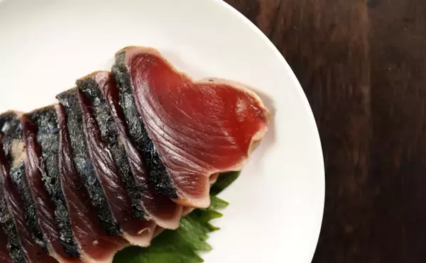「「魚料理には白ワイン」はもう古い　赤ワインに合う魚料理とは？」の画像