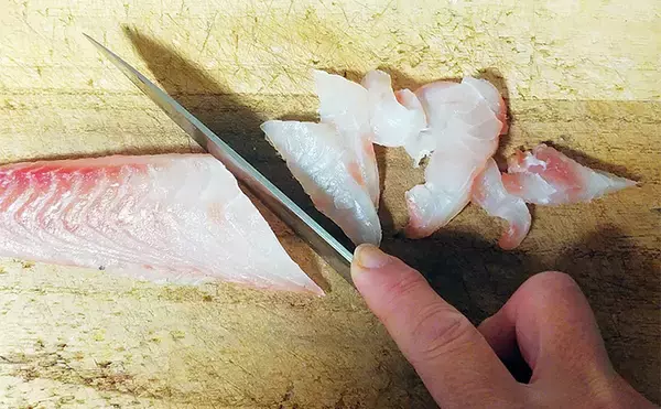 「釣魚で作る「焼酎お湯割りに合う」レシピ：春グロの香味野菜和え　青じそを効かせて」の画像