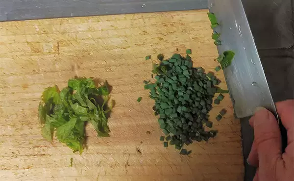 「釣魚で作る「焼酎お湯割りに合う」レシピ：春グロの香味野菜和え　青じそを効かせて」の画像