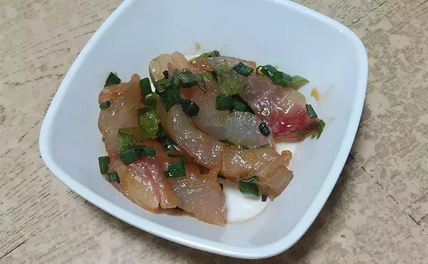 「釣魚で作る「焼酎お湯割りに合う」レシピ：春グロの香味野菜和え　青じそを効かせて」の画像