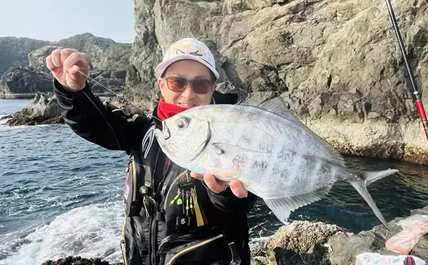 「磯フカセ釣りで美味な「オキアジ」をキャッチ【大分】本命クロも連打成功」の画像