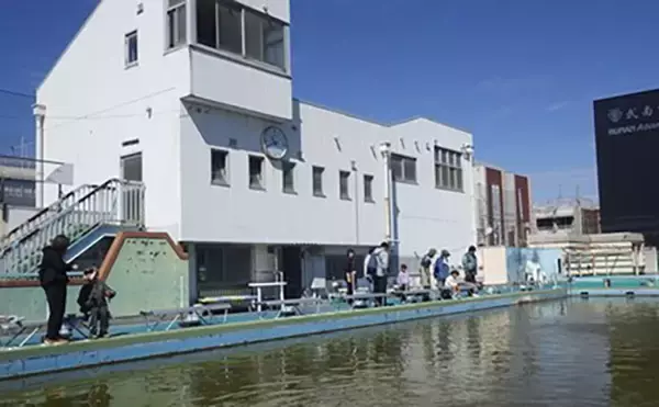 「日本一小さい「蕨」市の唯一の釣り堀『つかプーフィッシング』で鯉とニジマス釣りを堪能」の画像