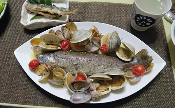 「日本一小さい「蕨」市の唯一の釣り堀『つかプーフィッシング』で鯉とニジマス釣りを堪能」の画像