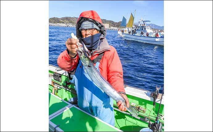 相模湾タチウオ釣り110cm頭に釣る人32尾【神奈川・ちがさき丸】タナは130〜200m
