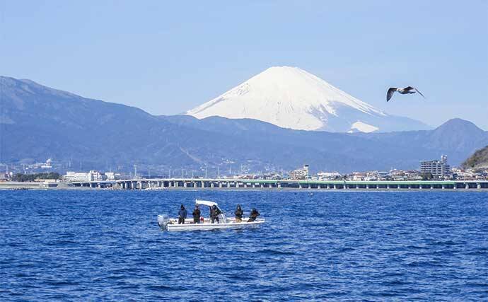 相模湾タチウオ釣り110cm頭に釣る人32尾【神奈川・ちがさき丸】タナは130〜200m