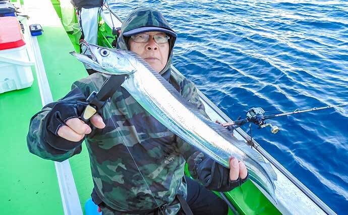 相模湾タチウオ釣り110cm頭に釣る人32尾【神奈川・ちがさき丸】タナは130〜200m