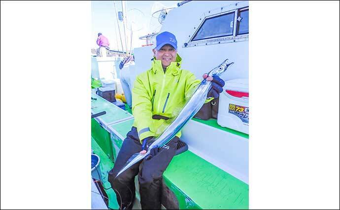 相模湾タチウオ釣り110cm頭に釣る人32尾【神奈川・ちがさき丸】タナは130〜200m