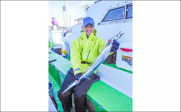 「相模湾タチウオ釣り110cm頭に釣る人32尾【神奈川・ちがさき丸】タナは130〜200m」の画像