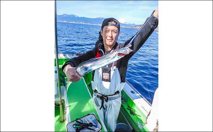 相模湾タチウオ釣り110cm頭に釣る人32尾【神奈川・ちがさき丸】タナは130〜200m