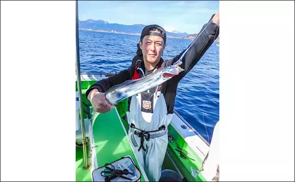 「相模湾タチウオ釣り110cm頭に釣る人32尾【神奈川・ちがさき丸】タナは130〜200m」の画像