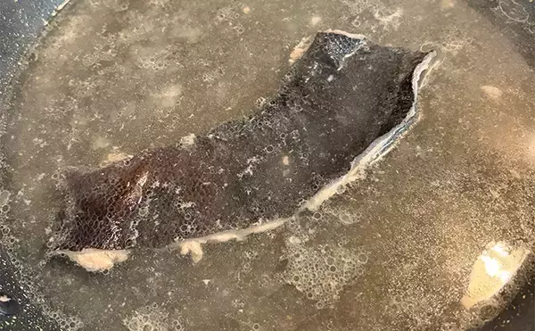 「釣魚で作る「フードロス削減」レシピ：マグロの皮ポン　薬味が重要」の画像