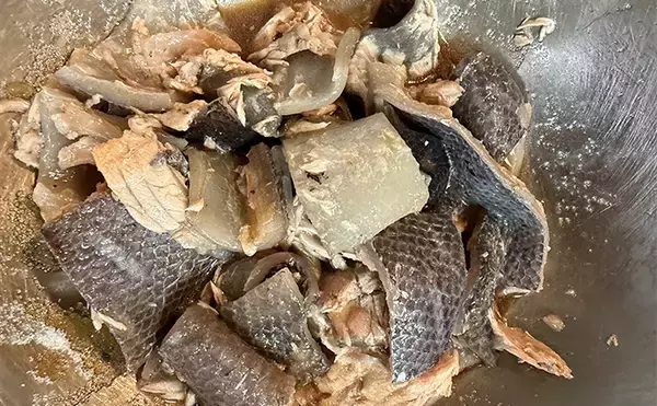 「釣魚で作る「フードロス削減」レシピ：マグロの皮ポン　薬味が重要」の画像