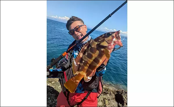 「「ハイパーマエウチゲームで根魚攻略！」34cmの良型アカハタをキャッチ【長崎・三ツ瀬】」の画像