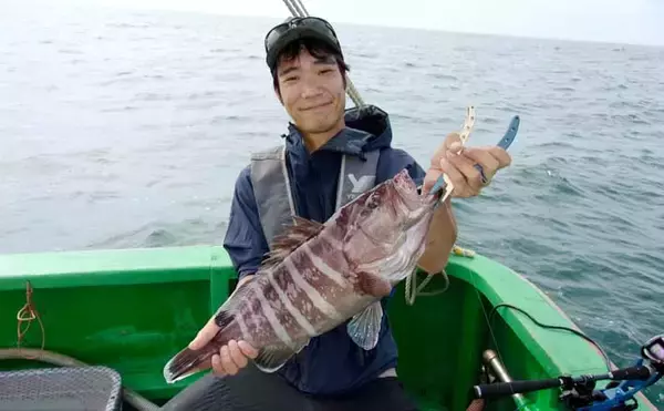 大原沖のマハタ釣りで2kg級良型を手中【千葉】船長のこまめなポイント移動が的中