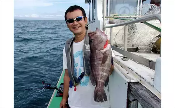 「大原沖のマハタ釣りで2kg級良型を手中【千葉】船長のこまめなポイント移動が的中」の画像