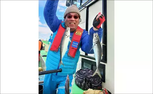 「相模湾の船アジ釣りで本命51尾手中！【まごうの丸】38cm筆頭にヒットは良型中心」の画像