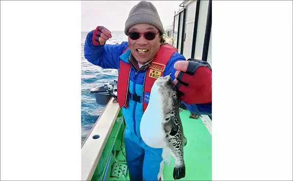 「相模湾の船アジ釣りで本命51尾手中！【まごうの丸】38cm筆頭にヒットは良型中心」の画像