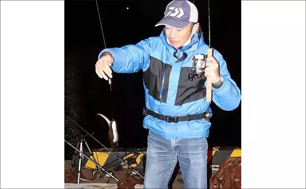 「「シーズン到来！」夜の堤防でアナゴを釣ろう【タックル・エサ・釣り方を解説】」の画像