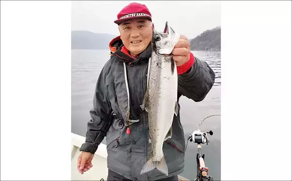 「琵琶湖レイクトローリングでビワマス10匹好捕！【滋賀】50cm迫る良型連発」の画像