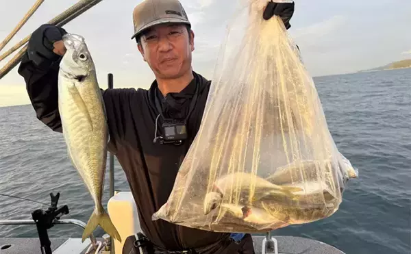 「47cmギガアジ堂々浮上！【大阪】DEEPバチコンアジングで大型アジが船中連発」の画像