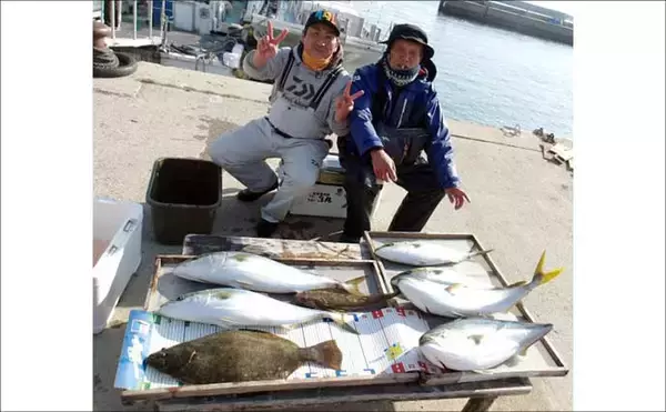 「【沖釣り釣果速報】10kg超ブリ浮上に船上熱狂！イワシの泳がせ釣りで全員安打達成（愛知）」の画像
