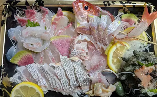 「春の沼津でボートから乗っ込みマダイを狙う！【静岡】トラブル続出もイトヨリ3匹を手中」の画像