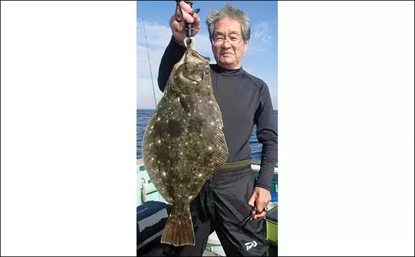「解禁当日の船ヒラメ釣りで釣る人9尾と好スタート（茨城・浜べ丸）平均サイズは45cm」の画像