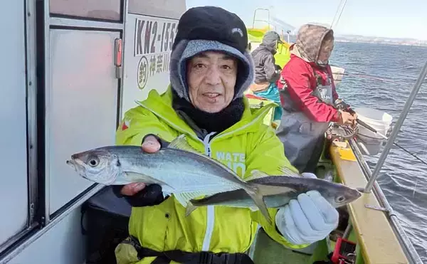 「東京湾走水のビシアジ釣りで40cm超え大型アジキャッチ成功！ 降雪による食い渋りに苦戦」の画像
