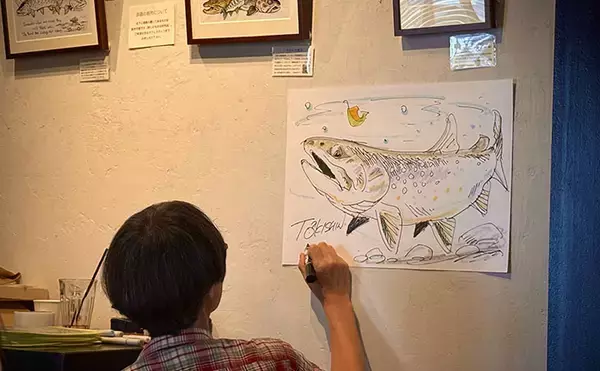 「釣り界隈で話題のイラストレーター「トキシン」こと時川真一さんの個展に行ってみた」の画像